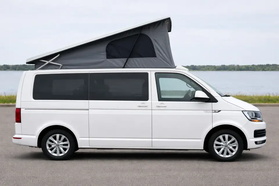 Geöffnetes Aufstelldach an VW T6/T6.1 – Blick auf das eingebaute Dachsystem nach der Nachrüstung