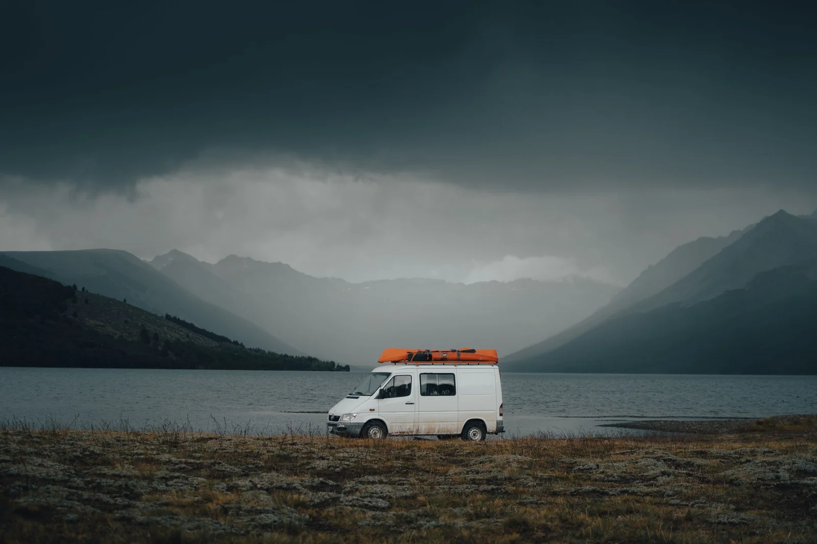 Kleiner Camper für Familie im Urlaub: heller Campingbus in Naturlandschaft
