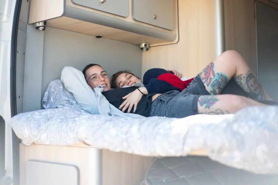Innenraum eines Campers mit ausgeklappter Liegefläche als Beispiel für das Bettmaß einer Schlafsitzbank