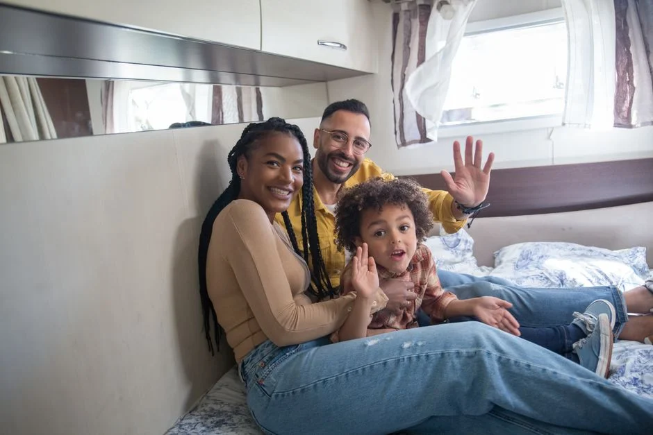 Familie mit Kind im Innenraum eines Campers als Beispiel für zusätzliche Sitz- und Schlafplätze