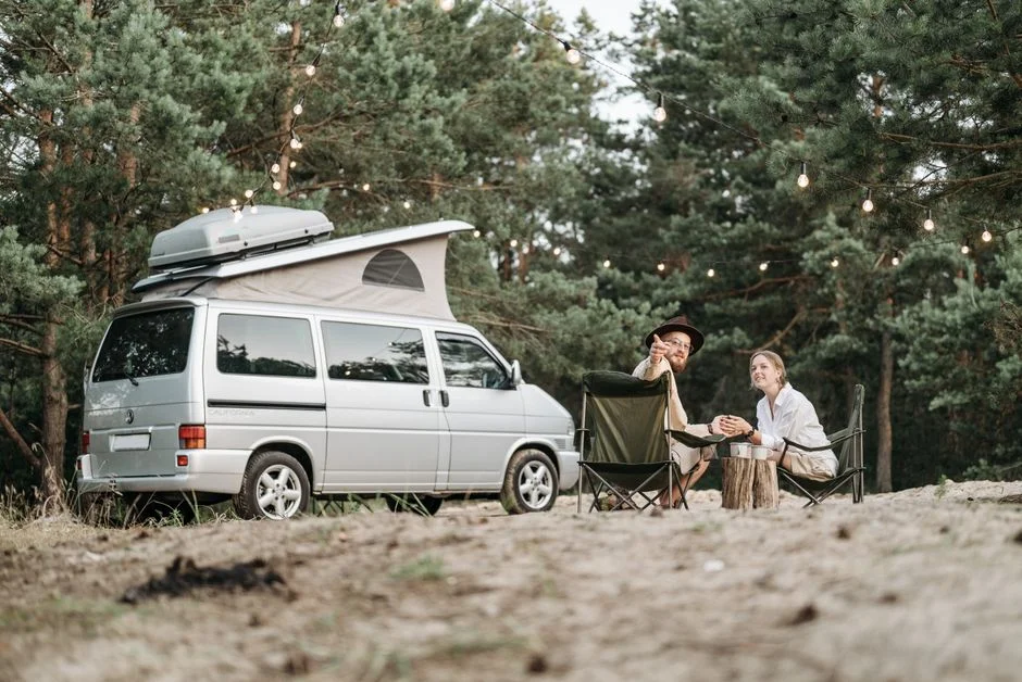 Van auf einem Campingplatz bei warmem Abendlicht