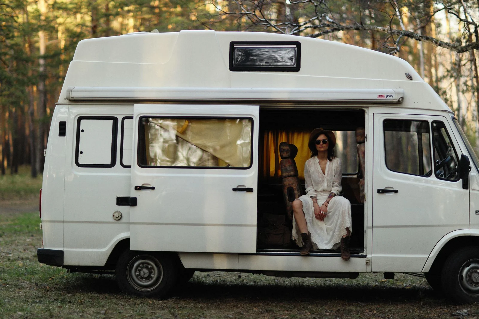 Camping-Van auf einem sonnigen Naturstellplatz