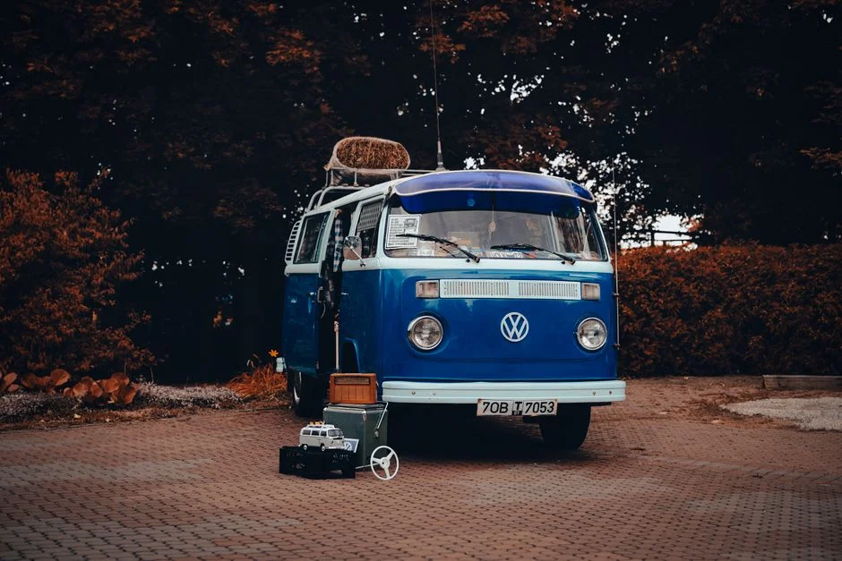 Innenausbau eines Campervans mit Küchenzeile und Schlafbereich