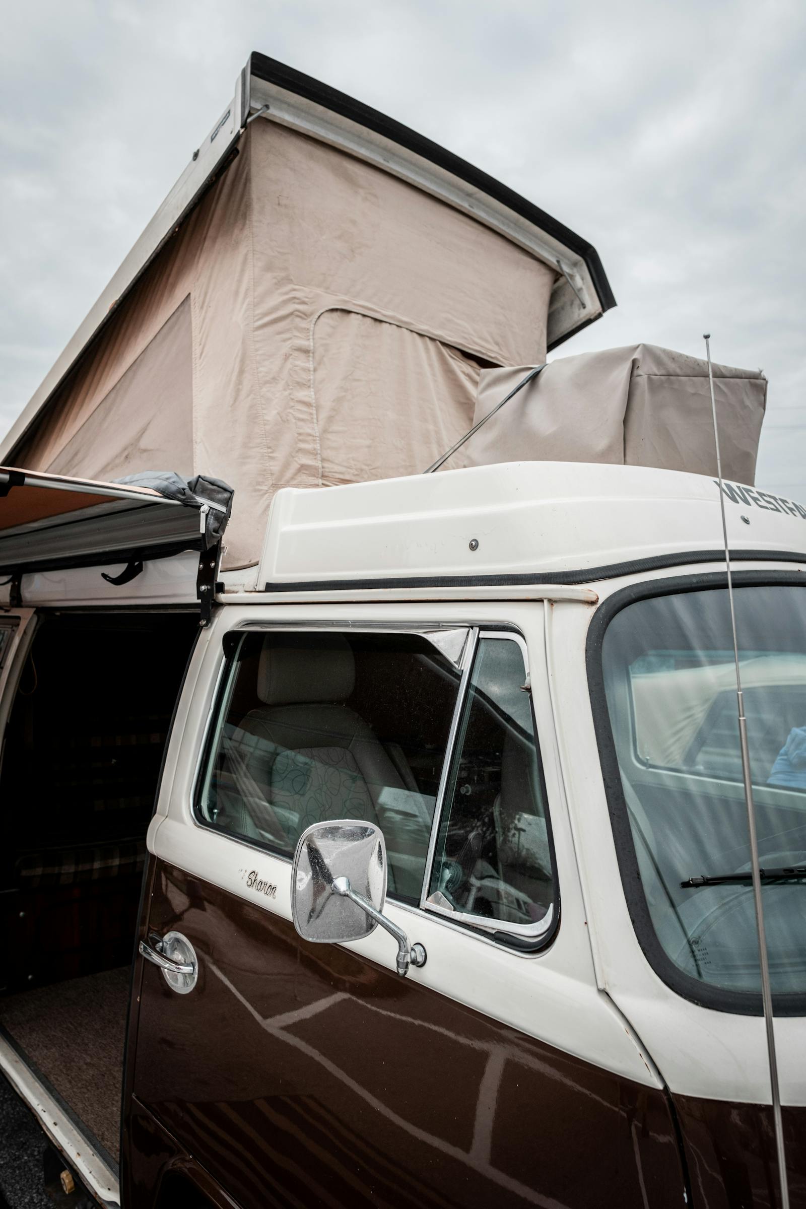 VW T6/T6.1 Aufstelldach nachrüsten lassen – geöffnetes Pop-up-Dach eines VW Campers