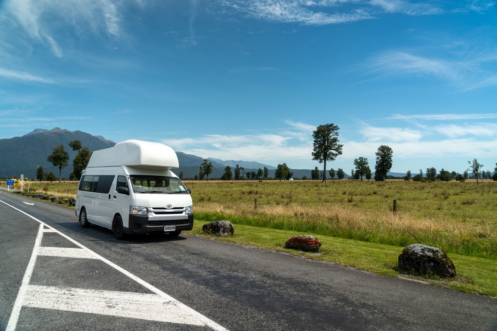 VW T6/T6.1 Camper kaufen – moderner Campingvan auf ländlicher Straße