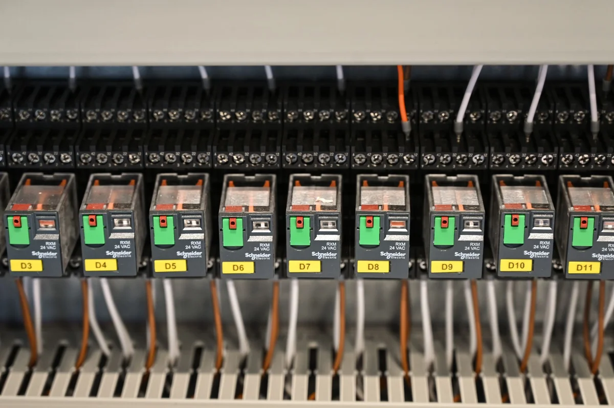Elektrische Relais und Leitungen in einem Verteiler