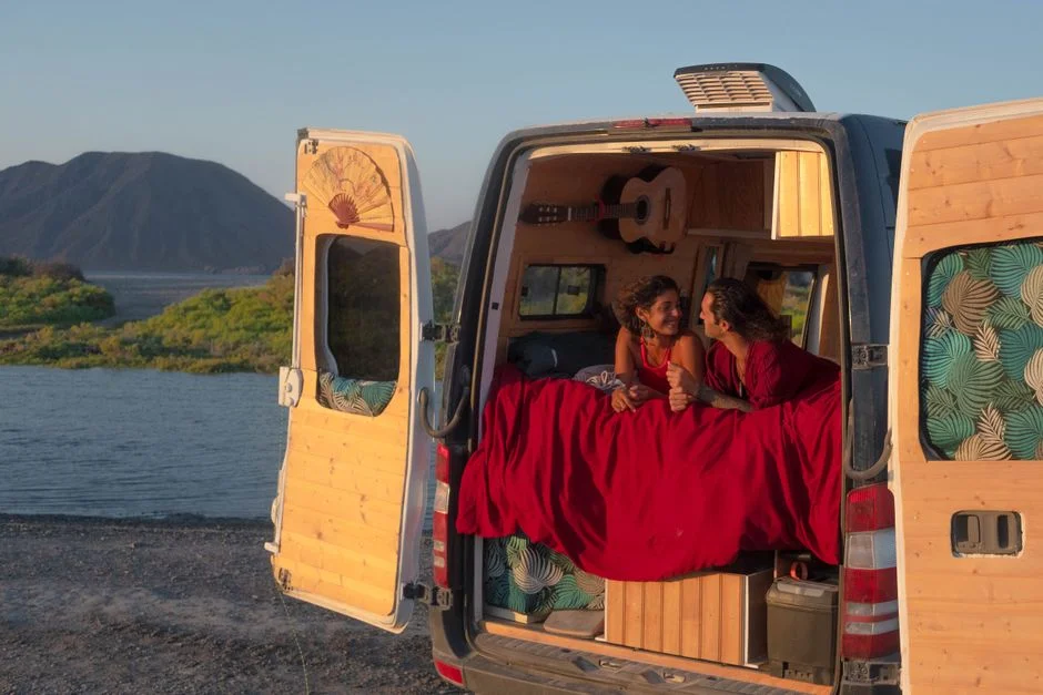 Camper-Innenraum mit Sitzgruppe und Ausbau im Alltagseinsatz