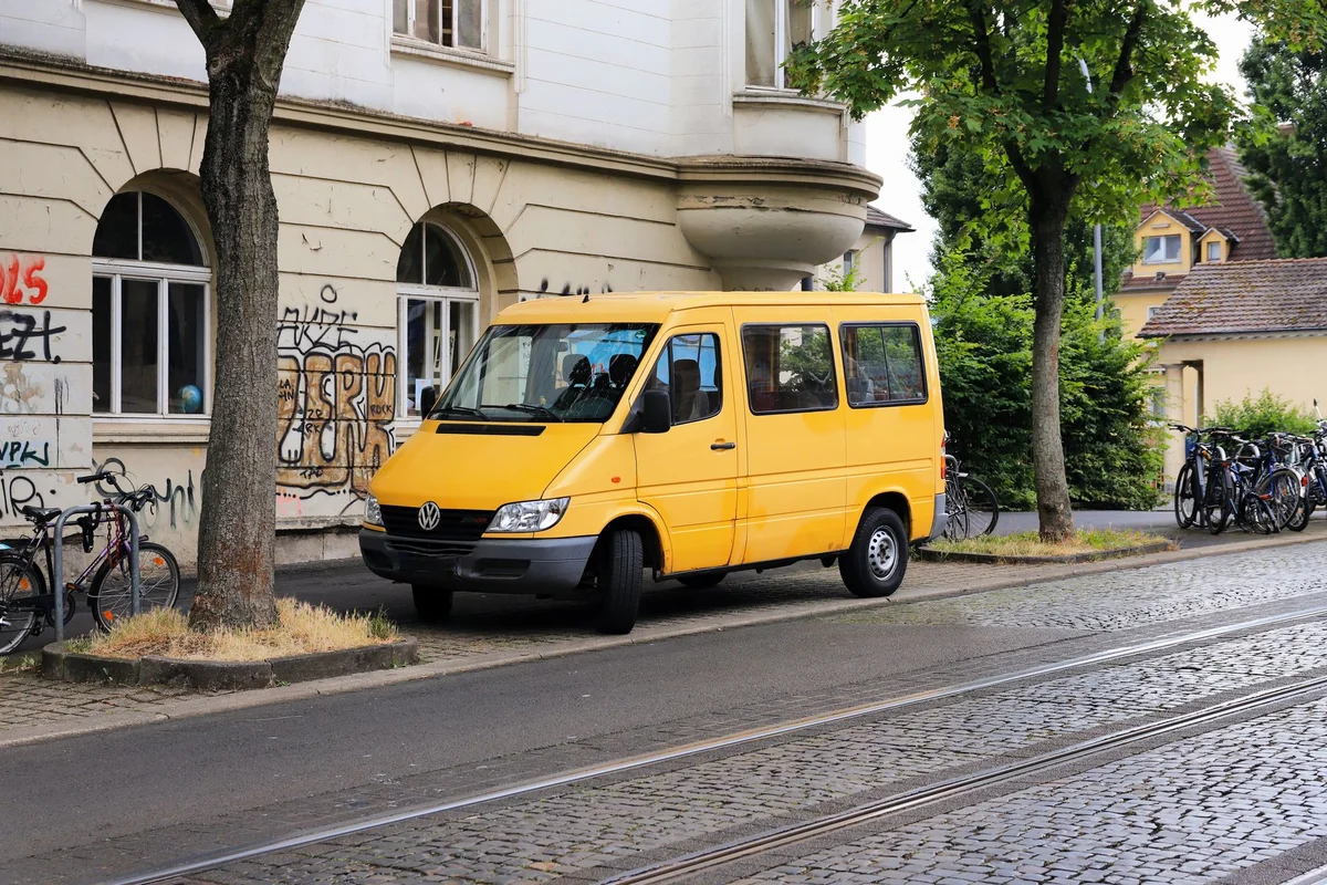 Van auf einem normalen Stadtparkplatz im Alltag geparkt